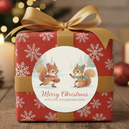 Speelse eekhoorns in het kerstelijke winterbos ronde sticker