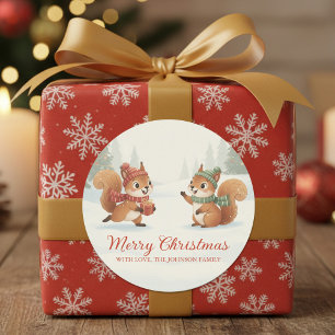Speelse eekhoorns in het kerstelijke winterbos ronde sticker