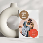 Speelse Foto Cutout Retro Neutrals Unieke Huwelijk Save The Date<br><div class="desc">Maak een gedurfde eerste indruk met dit speelse save the date-ontwerp met grote ronde uitsparingen, op retro geïnspireerde typografie en een volledige fotolay-out. Aardetinten zoals terracotta en tan creëer hebben een warme, stijlvolle achtergrond die zowel modern als nostalgisch aanvoelt. Perfect voor koppels die houden van creatieve lay-outs, statement design, en...</div>