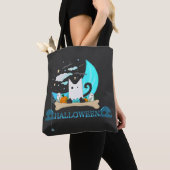 Speelse Ghost Cat Haunts Halloween Nacht Tote Bag (Dichtbij)