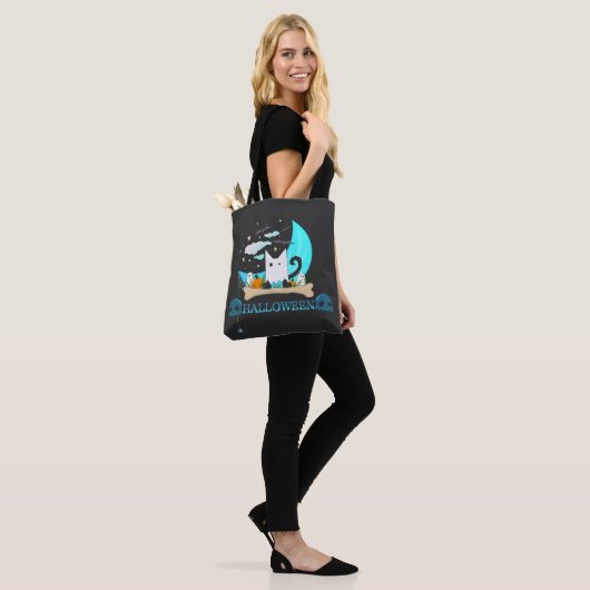 Speelse Ghost Cat Haunts Halloween Nacht Tote Bag (Op model)