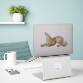 Speelse Gouden Borzoi Uitknipbare Vinyl Sticker (Laptop op bureau)