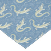 Speelse Groene Alligator Paisley op Blauw Tafelkleed (Gekanteld)