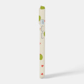 Speelse groene olijven, harten en initialenpatroon iPhone 15 case (Linkerkant)