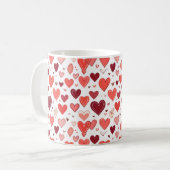 Speelse hand getekende rode harten patroon op wit koffiemok (Voorkant links)