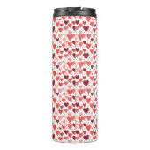 Speelse hand getekende rode harten patroon op wit thermosbeker (Achterkant)