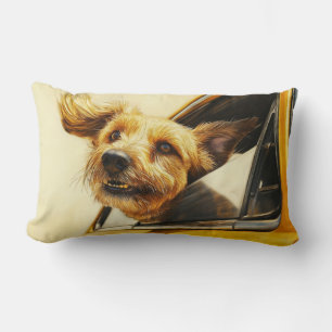 Speelse hond genieten van autorit Art Print Kussen