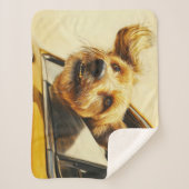 Speelse hond genieten van autorit Art Print Sherpa Deken (Voorkant)