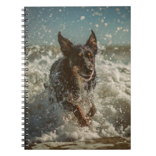 Speelse hond Ocean Waves Notitieboek (Voorkant)