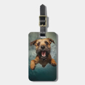 Speelse hond zwemmen onder water ontwerp bagagelabel (Voorkant verticaal)