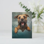 Speelse hond zwemmen onder water ontwerp briefkaart (Staand voorkant)