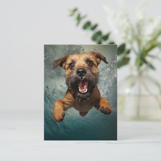 Speelse hond zwemmen onder water ontwerp briefkaart (Staand voorkant)