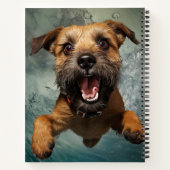 Speelse hond zwemmen onder water ontwerp notitieboek (Achterkant)