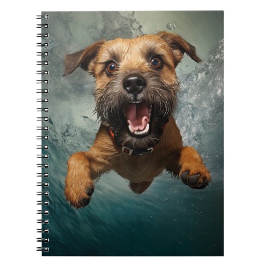 Speelse hond zwemmen onder water ontwerp notitieboek (Voorkant)
