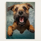 Speelse hond zwemmen onder water ontwerp planner (Voorkant)
