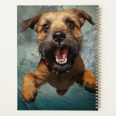 Speelse hond zwemmen onder water ontwerp planner (Achterkant)