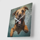Speelse hond zwemmen onder water ontwerp vierkante klok (Hoek)