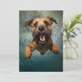 Speelse Hond Zwemt Onderwater Ontwerp Kaart (Staand voorkant)