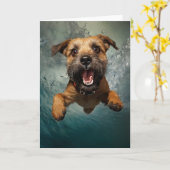 Speelse Hond Zwemt Onderwater Ontwerp Kaart (Gele Bloem)