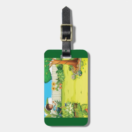 Speelse jongen die in een weelderige groene achter bagagelabel (Voorkant verticaal)