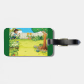 Speelse jongen die in een weelderige groene achter bagagelabel (Achterkant horizontaal)