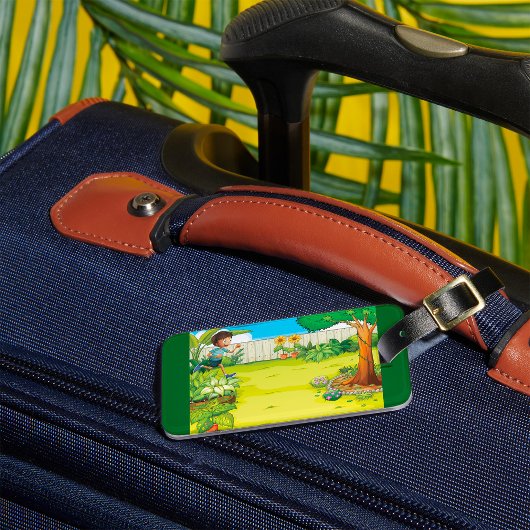 Speelse jongen die in een weelderige groene achter bagagelabel