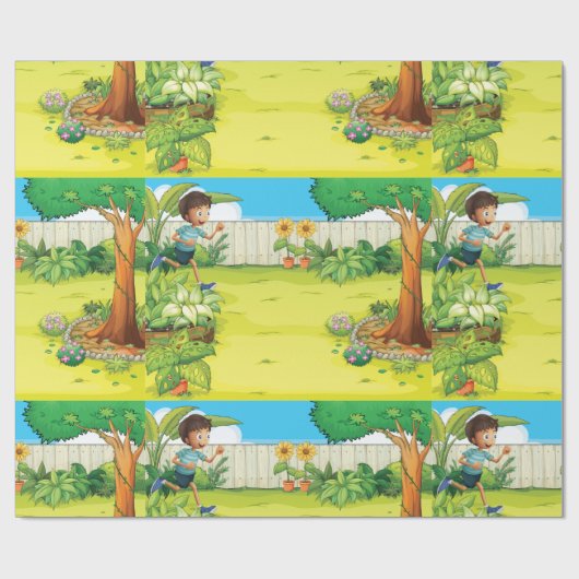 Speelse jongen die in een weelderige groene achter cadeaupapier (Vlak)