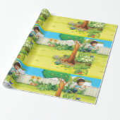 Speelse jongen die in een weelderige groene achter cadeaupapier (Uitgerold)