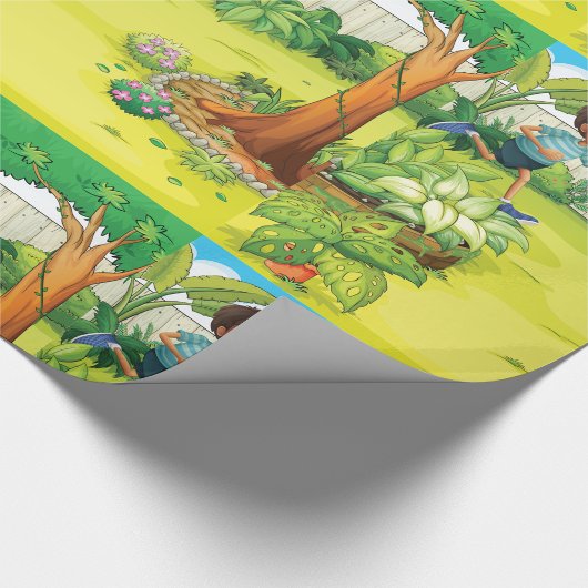 Speelse jongen die in een weelderige groene achter cadeaupapier