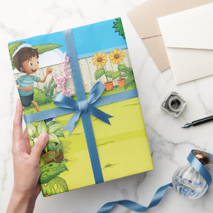 Speelse jongen die in een weelderige groene achter cadeaupapier