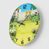 Speelse jongen die in een weelderige groene achter grote klok (Hoek)