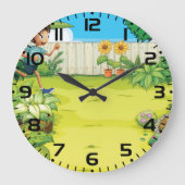 Speelse jongen die in een weelderige groene achter grote klok (Voorkant)