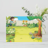 Speelse jongen die in een weelderige groene achter kaart (Staand voorkant)