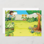 Speelse jongen die in een weelderige groene achter kaart (Voorkant / Achterkant)