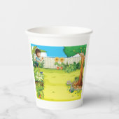 Speelse jongen die in een weelderige groene achter papieren bekers (Voorkant)