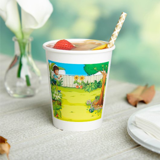 Speelse jongen die in een weelderige groene achter papieren bekers