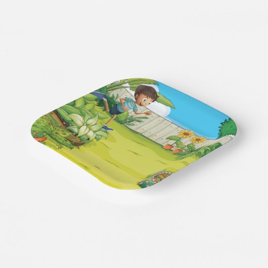 Speelse jongen die in een weelderige groene achter papieren bordje (Gebogen)