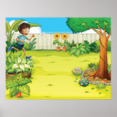 Speelse jongen die in een weelderige groene achter poster (Voorkant)