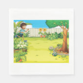 Speelse jongen die in een weelderige groene achter servet (Voorkant)