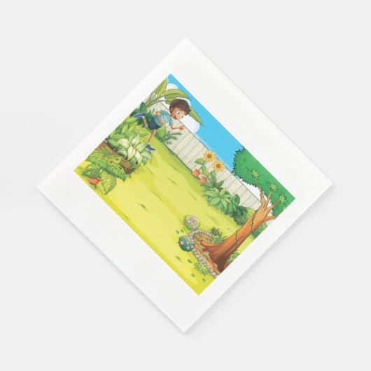 Speelse jongen die in een weelderige groene achter servet (Hoek)