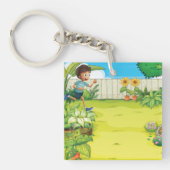 Speelse jongen die in een weelderige groene achter sleutelhanger (Voorkant)