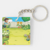 Speelse jongen die in een weelderige groene achter sleutelhanger (Achterkant)