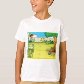 Speelse jongen die in een weelderige groene achter t-shirt (Voorkant)