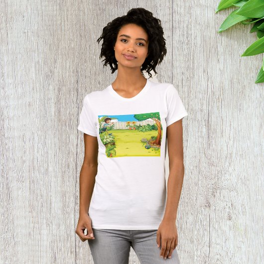 Speelse jongen die in een weelderige groene achter t-shirt