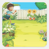 Speelse jongen die in een weelderige groene achter vierkante sticker (Voorkant)