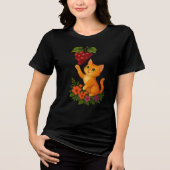 Speelse kaneelkleurige kitten met druiven Tri-Blend shirt (Voorkant)