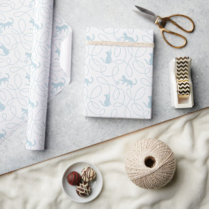 Speelse kat en garenbal patroon lichtblauw cadeaupapier