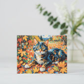 Speelse kat in de herfstbladeren briefkaart (Staand voorkant)