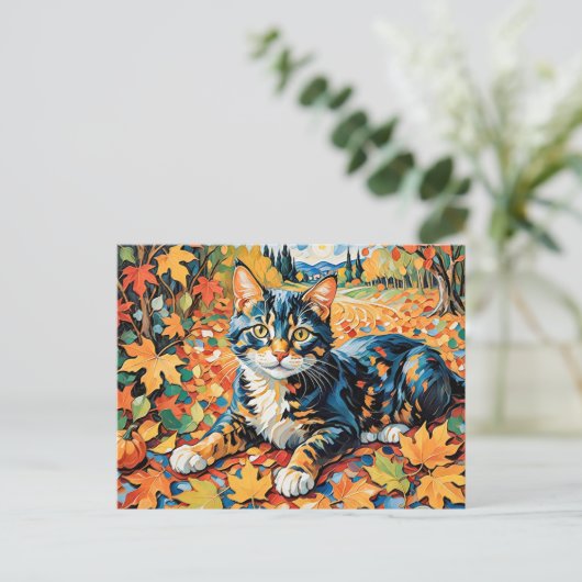 Speelse kat in de herfstbladeren briefkaart (Staand voorkant)
