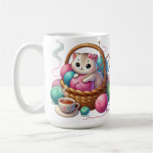 Speelse kat in een garen mand met thee - Cozy Craf Koffiemok (Links)